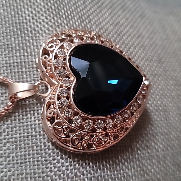 Blue heart necklace NWT - Picture 4 of 9